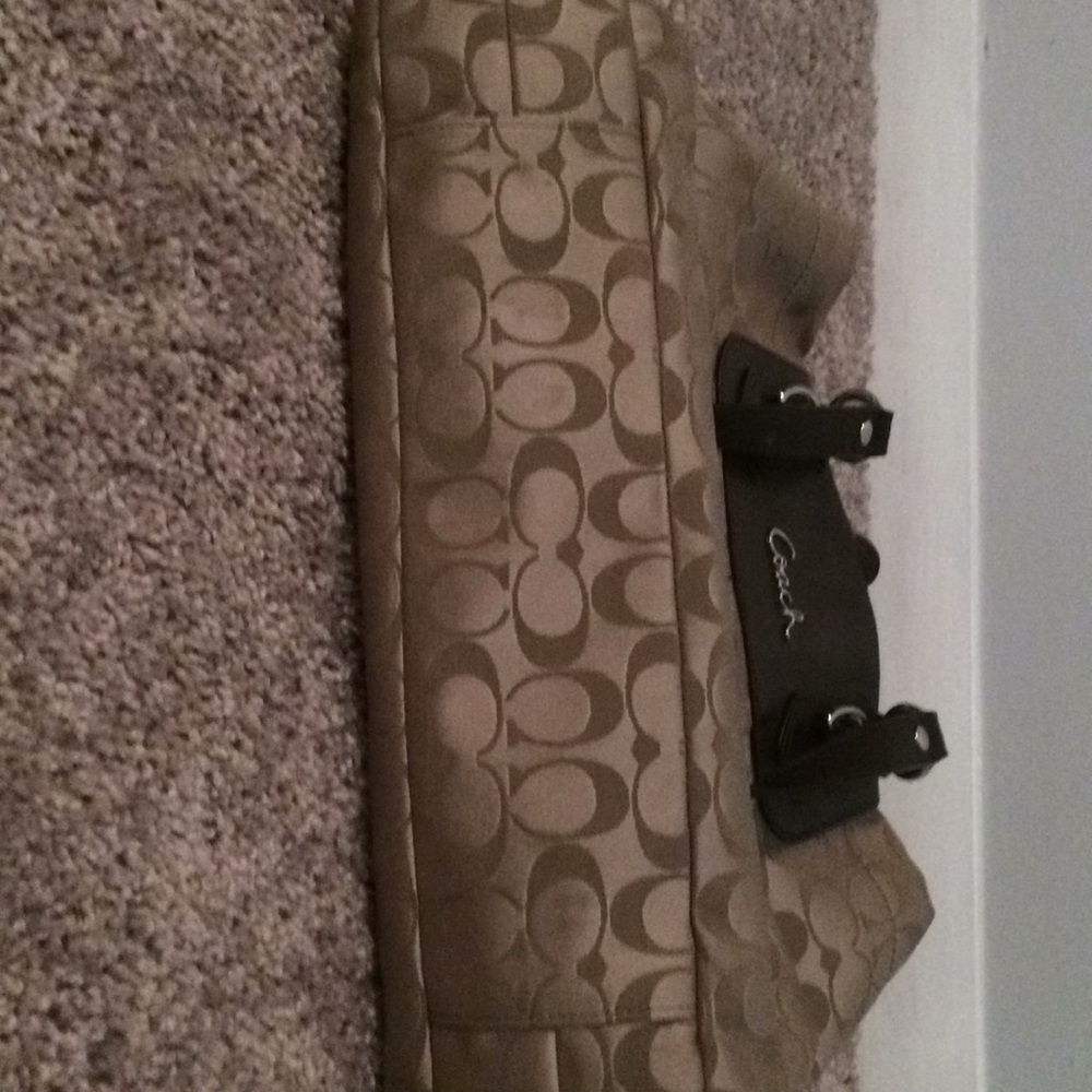 Authentic COACH bag.  Medium size. Very spacious. - Picture 7 of 8